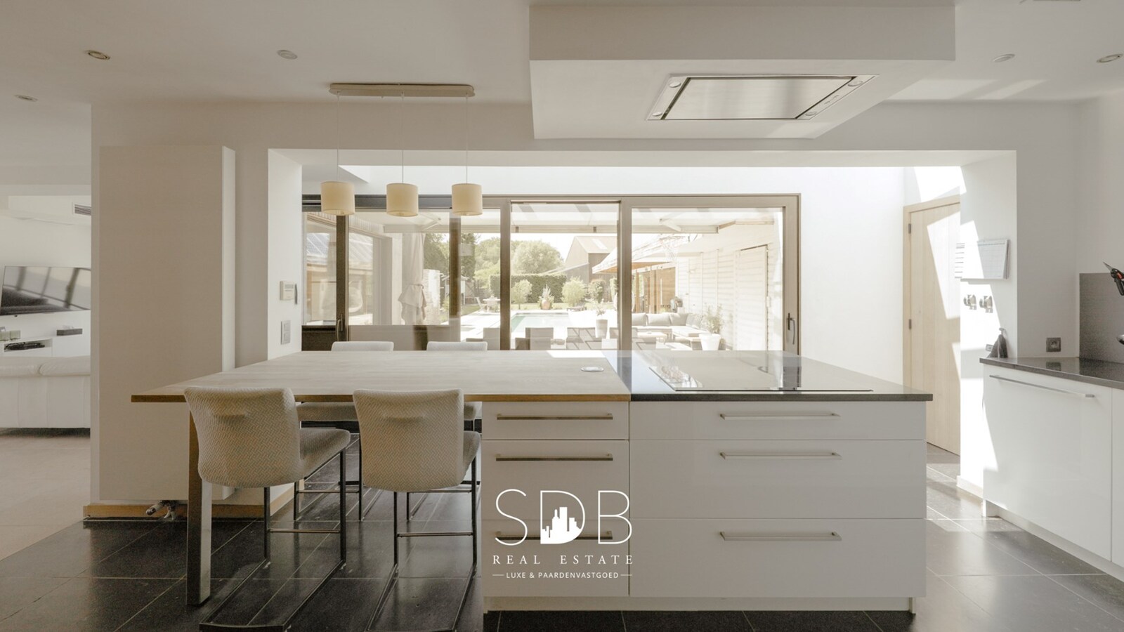 Prachtige hedendaagse villa met gezinstuin en zwembad op 1.387m² 