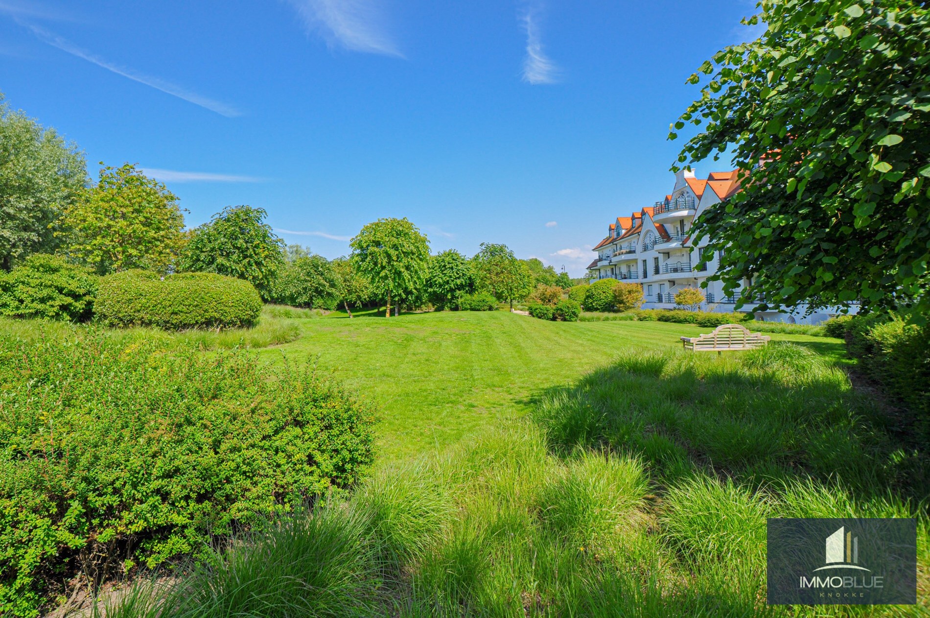 "Sublime appartement d'angle avec de spacieuses terrasses situé dans le prestigieux domaine Tennis Garden." 