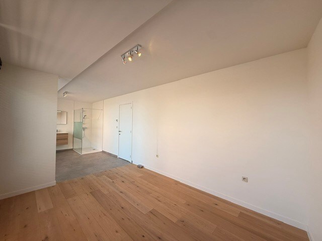 Luxe duplexappartement te huur in het hart van Maaseik, met lift, 2 slaapkamers en 2 terrassen. 