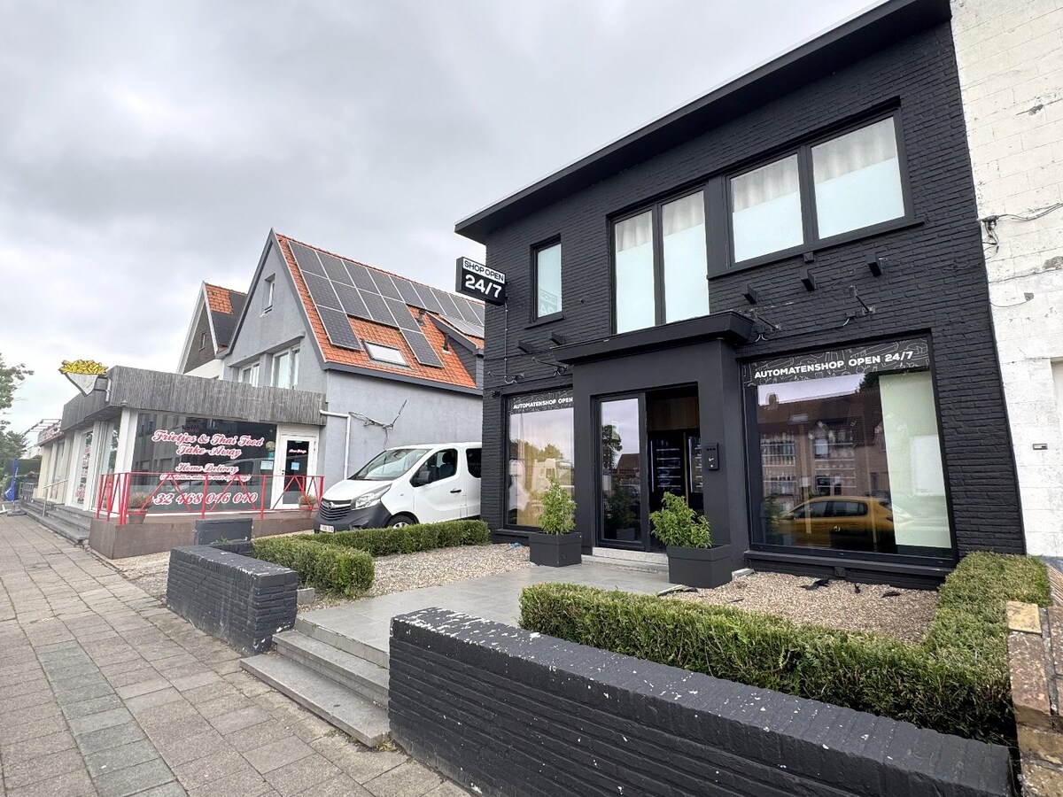 Handelshuis met automatenshop, woongelegenheid en parkeerplaats in hartje Lissewege 