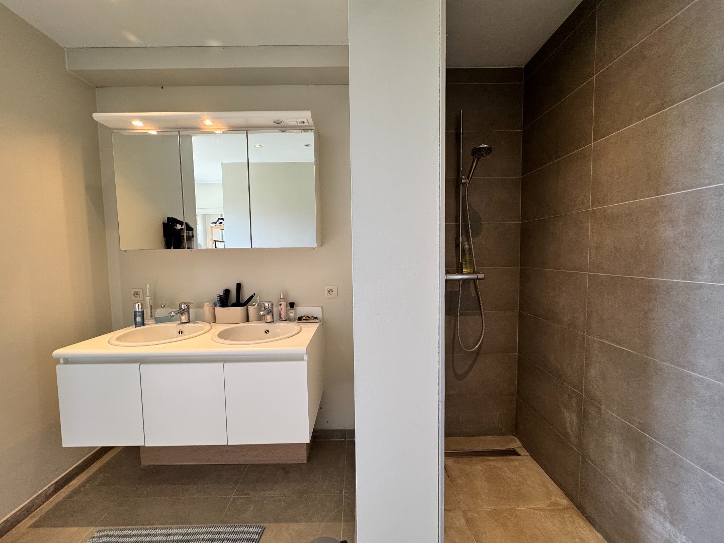 Gerenoveerde halfopen woning met 3 slaapkamers, tuin en carport 