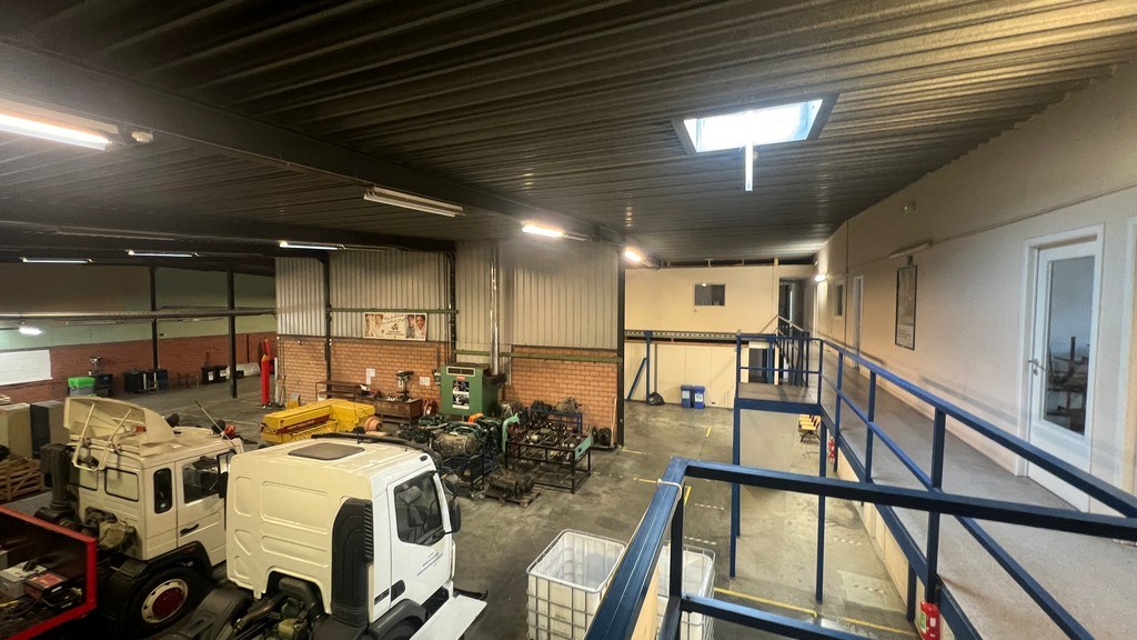 Magazijn met kantoren te huur in Industriepark Drongen