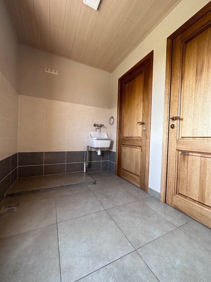 Rustig gelegen alleenstaande woning te Leke 