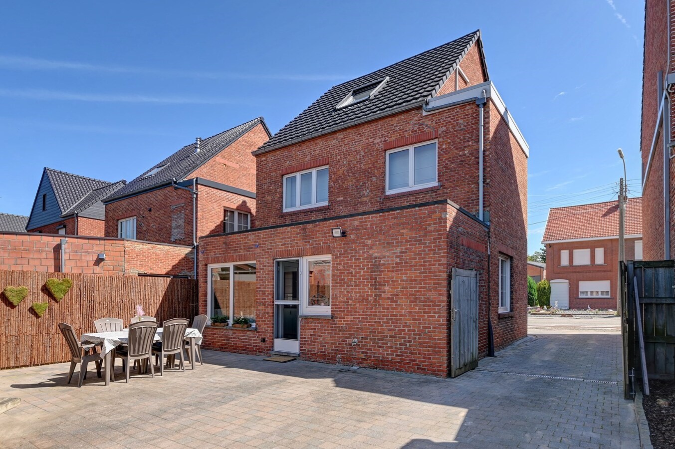 Grondig gerenoveerde woning met tuin, terras en 3 slaapkamers in Nieuwerkerken. 