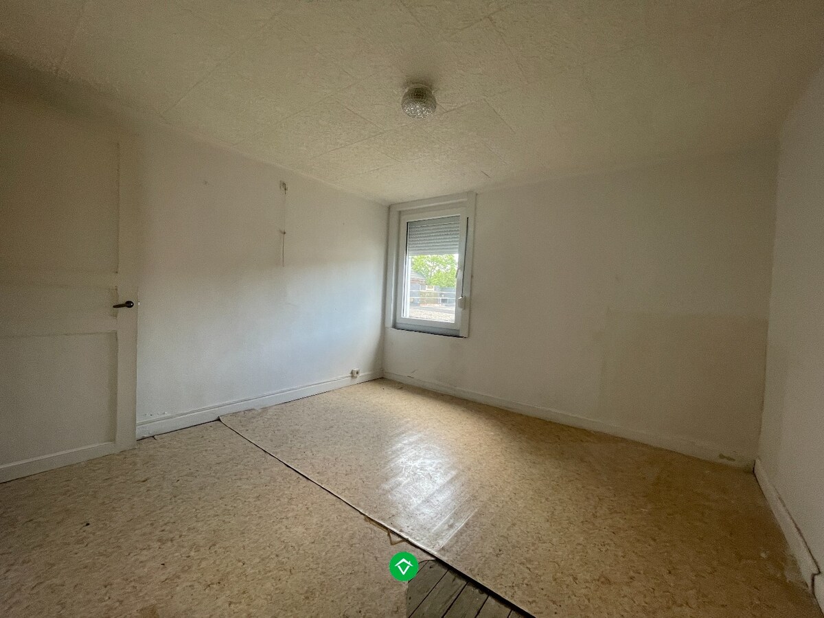 Woning met 2 slaapkamers en koer in centrum Roeselare 