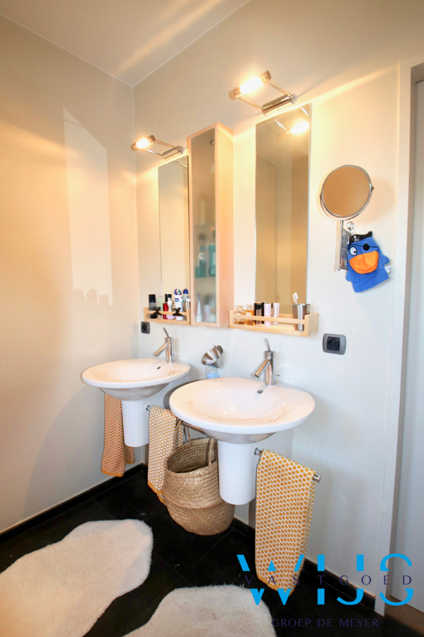 Karaktervol woonhuis met 5 slaapkamers &amp; prachtige tuin te CENTRUM Assenede ! 