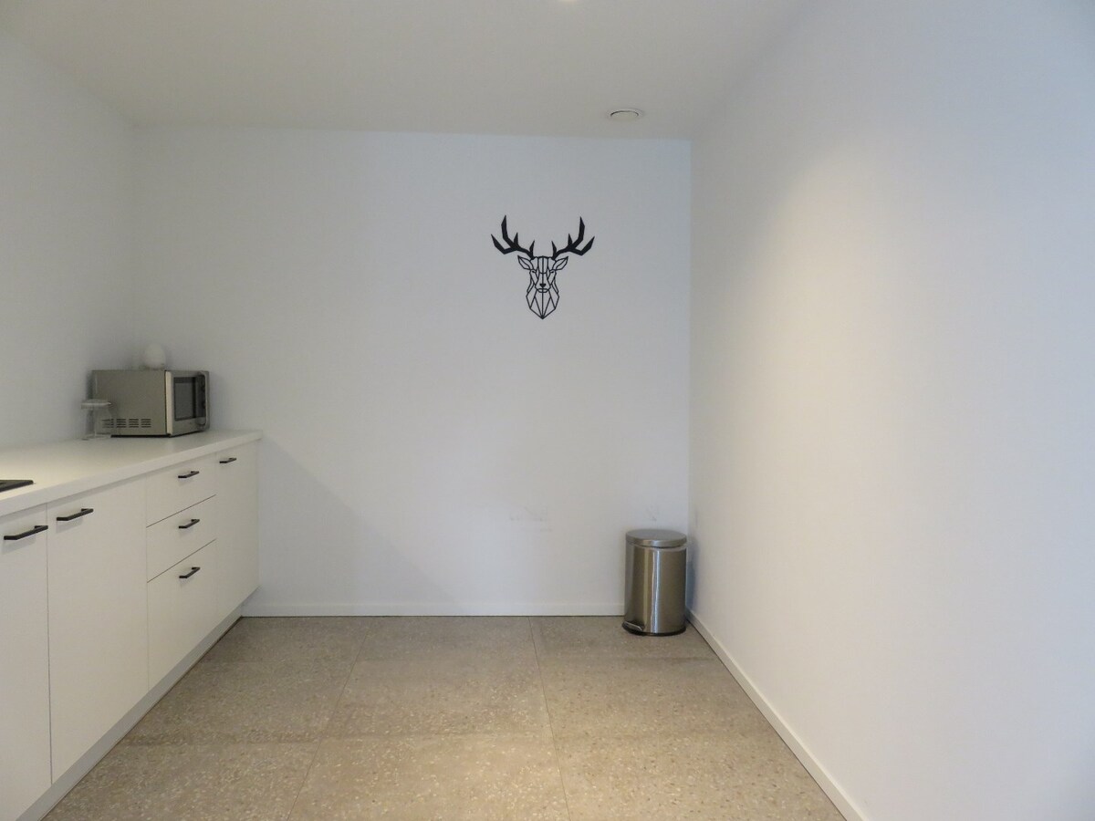 "Modern commercieel kantoor in Hasselt | Volledig gerenoveerd in 2018. 