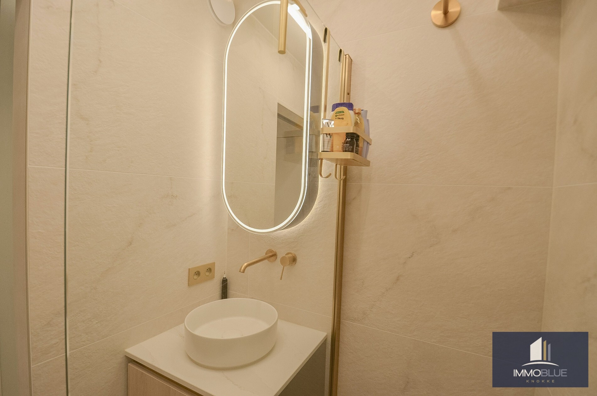 Stijlvol volledig gerenoveerd appartement  op wandelafstand van de zee én het commercieel centrum. 