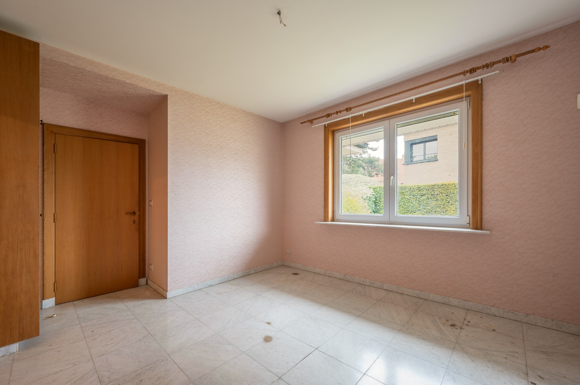 Ontdek deze karaktervolle villa, rustig gelegen in het gegeerde Duinbergen, op wandelafstand van het strand (incl. zeer ruime dubbele inpandige garage) 