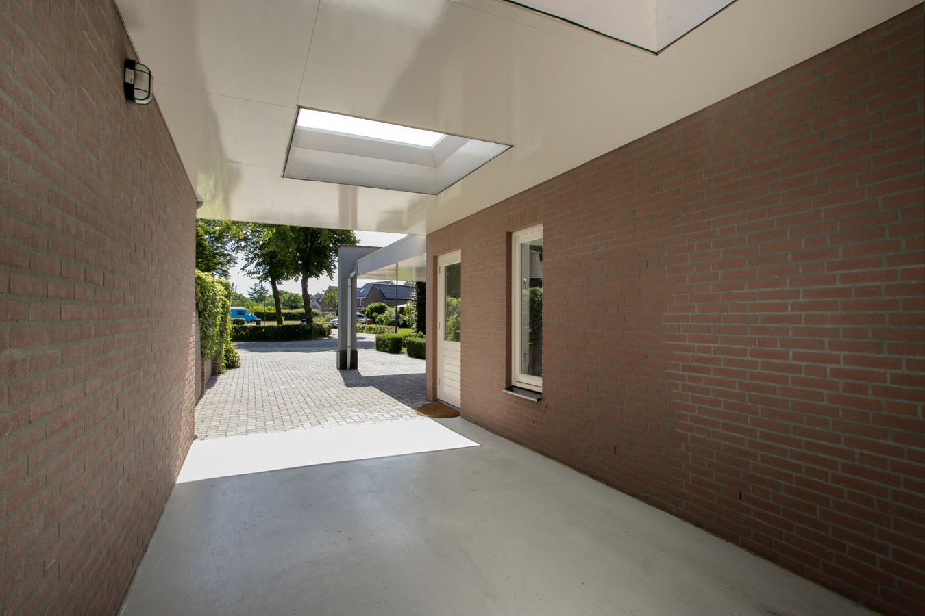 Deze moderne en royale vrijstaande woning staat op een rustige woonlocatie op een mooi hoekperceel. 