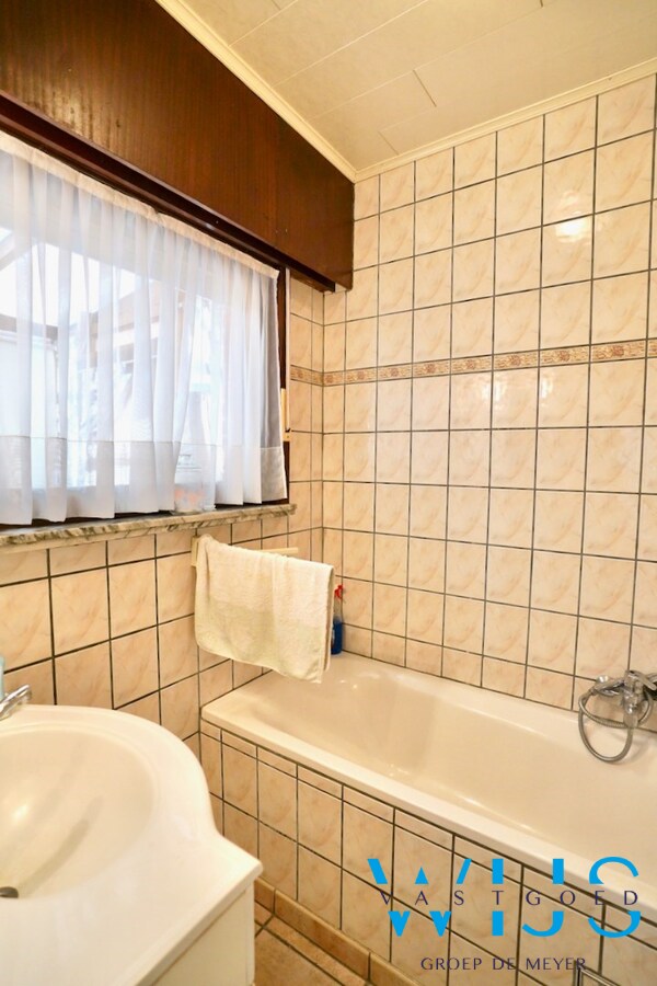 Volwaardig woonhuis met bijgebouwen te Wippelgem ! 