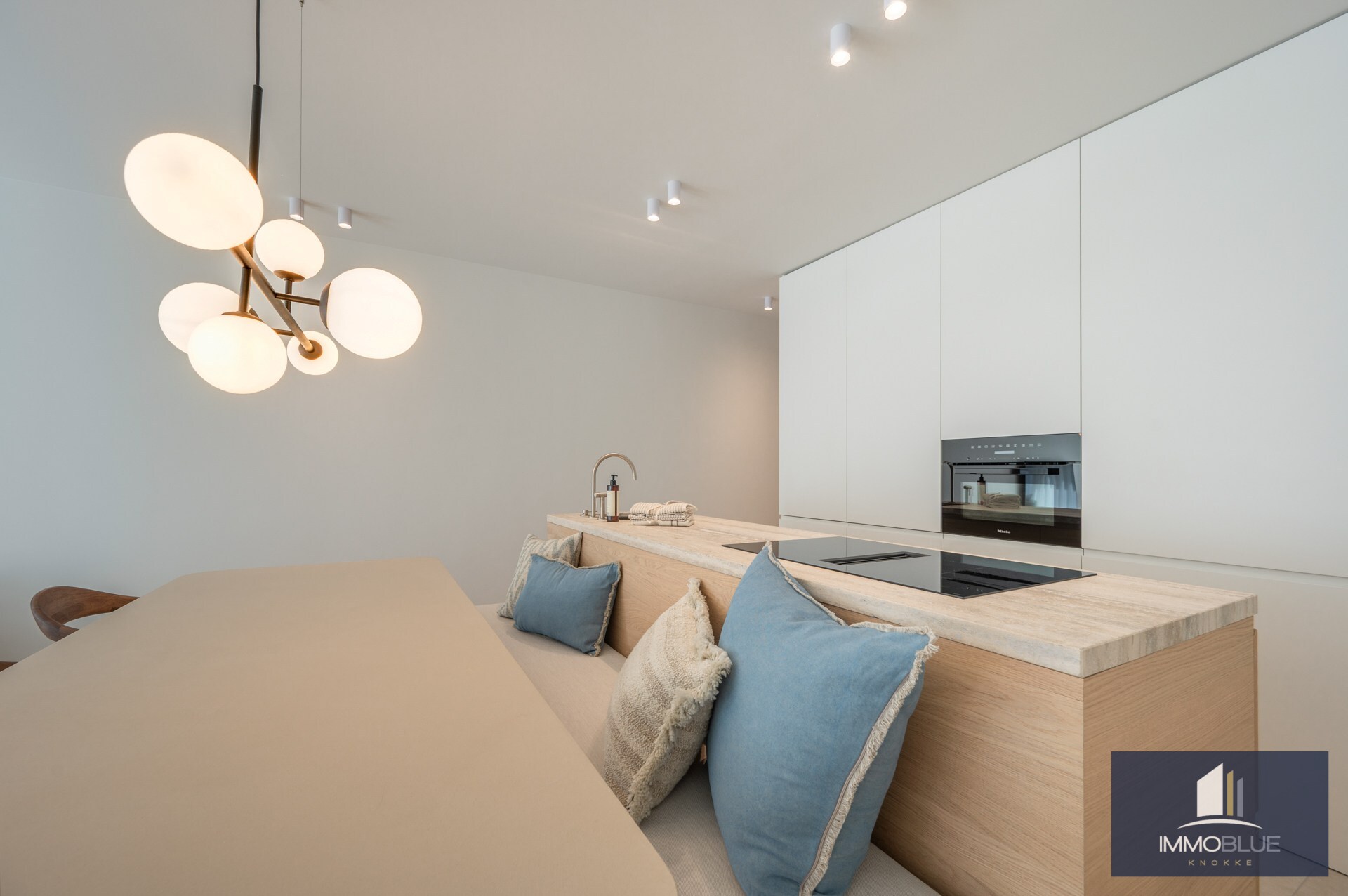 Prachtig gerenoveerd drie-slaapkamerappartement op een toplocatie vlak bij de Zeedijk en genietend van een zijdelings zeezicht. 