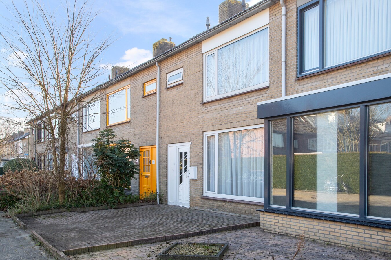 Uitgebouwde middenwoning met grote berging (28 m2) gelegen in een gewilde woonwijk in Bladel. 