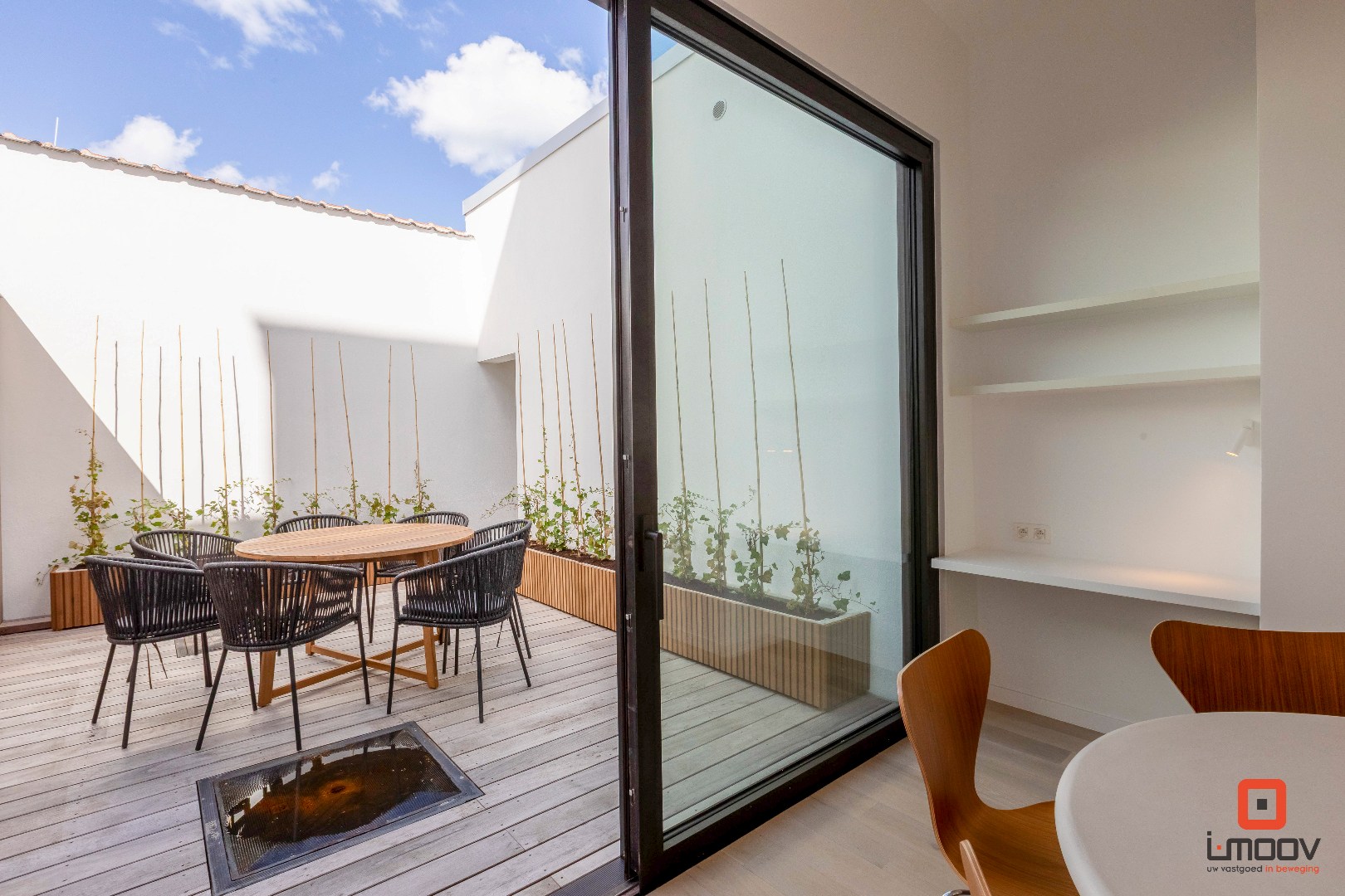 Instapklare tweeslaapkamer duplex met groot terras in de Nieuwpoortsesteenweg, Oostende 