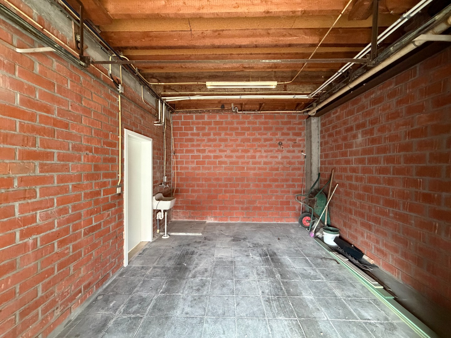 Ruime woning met twee slaapkamers en garage te Sint-Eloois-Vijve 