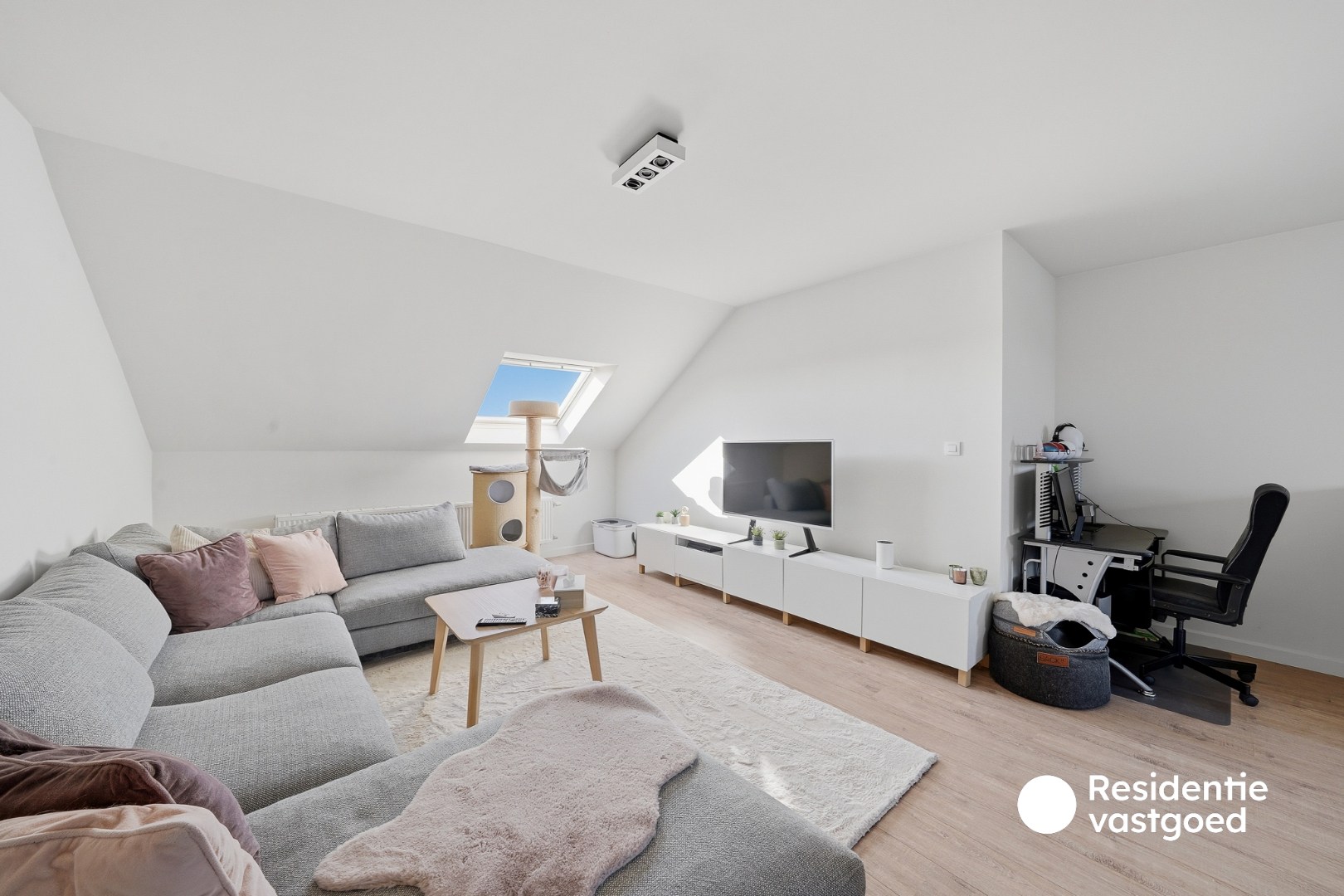 Instapklare woning met dubbele garage, 3 kamers en zongerichte buitenruimtes 
