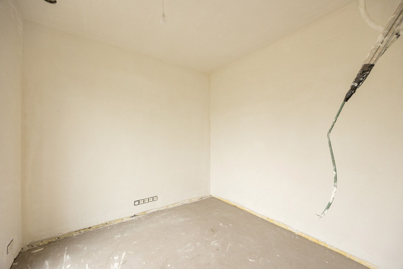 Vernieuwbouwwoning met ruim nieuwbouwmagazijn van 155 m² 