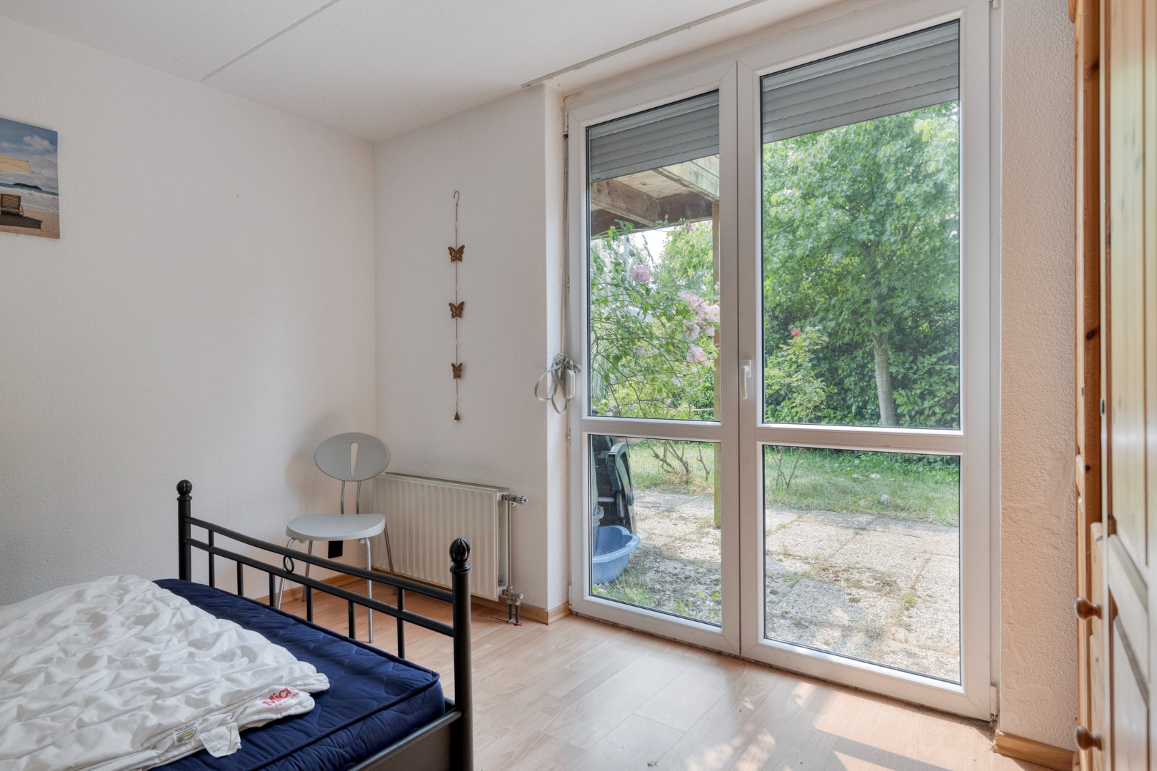 Vrijstaande 8-persoons vakantiewoning, gelegen op een unieke plek met vrij uitzicht over de Oosterschelde, kijkend richting het schilderachtige Zierikzee, wacht deze woning op een nieuwe eigenaar! 