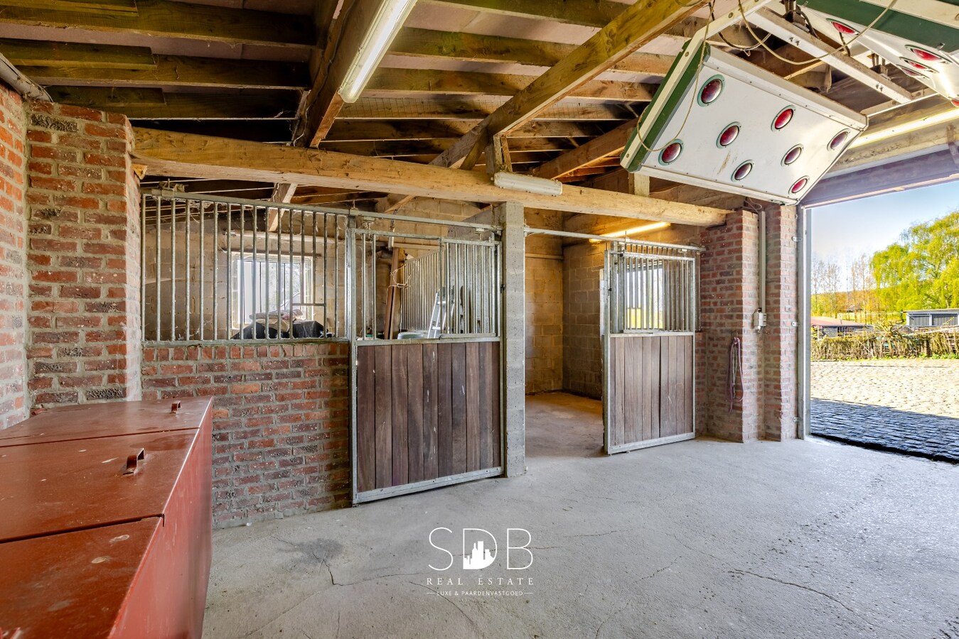 Landelijke woning met stalgebouw, buitenpiste en graslanden 