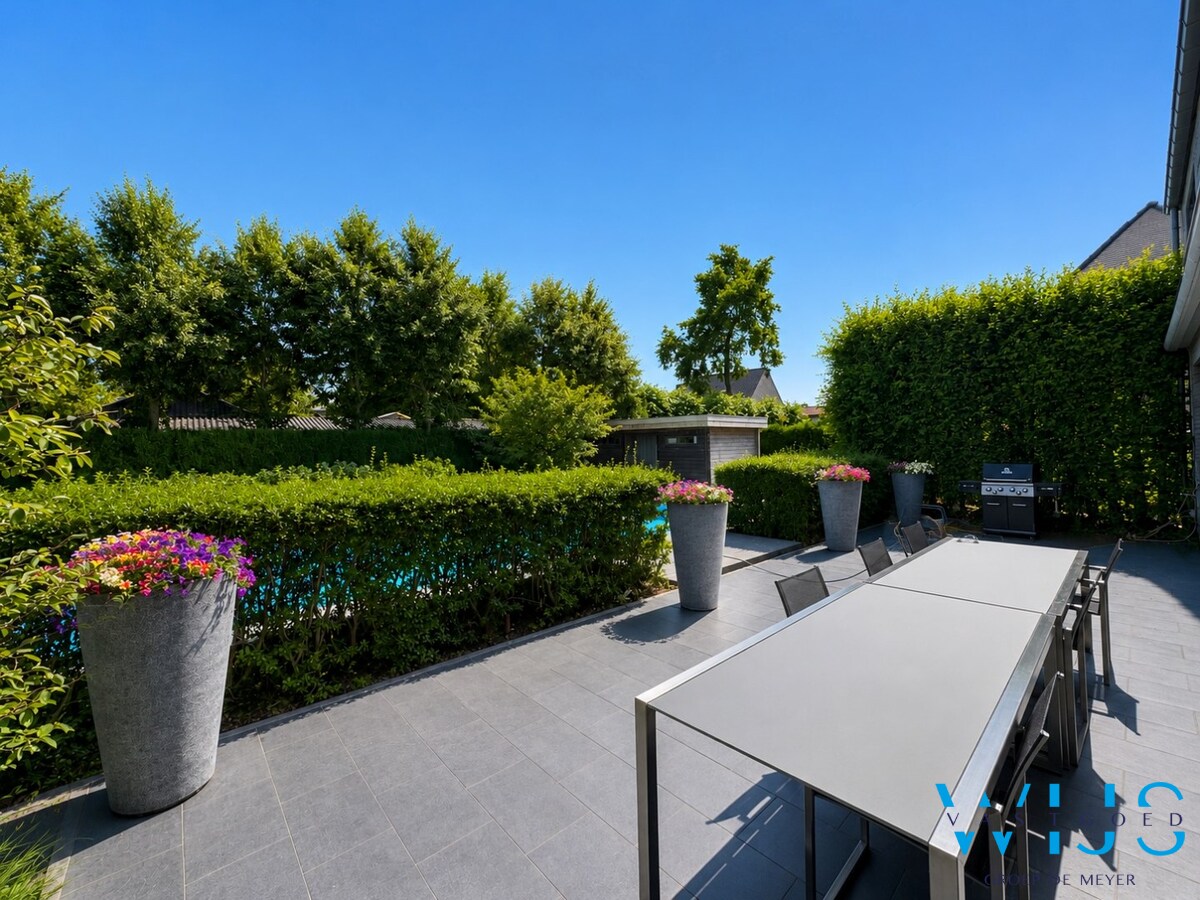 Instapklare open bebouwing met verwarmd zwembad op toplocatie in Sleidinge 