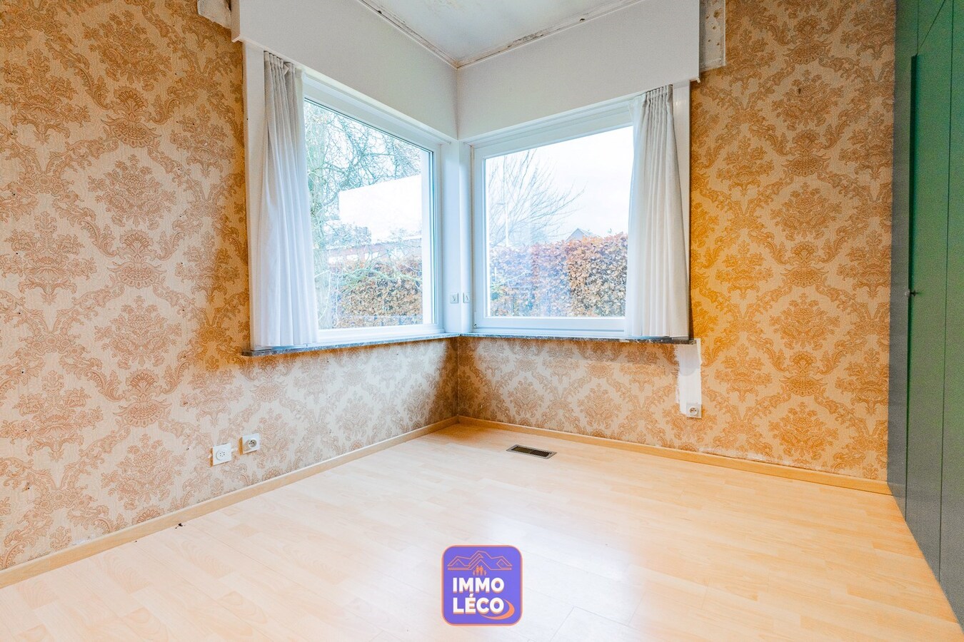 3 façades dans un clos résidentiel avec garage, parking et jardin ! 