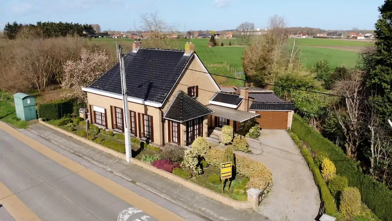 Open bebouwing met 3 slaapkamers in Kortemark op 832 m². 