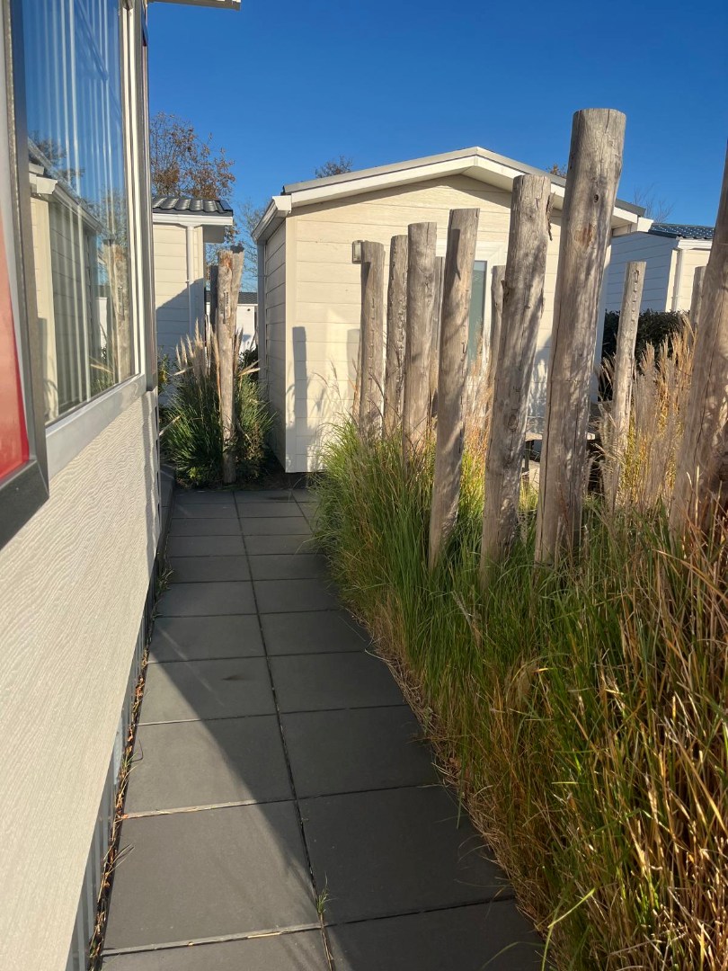 Ontsnap aan de dagelijkse drukte en geniet van een heerlijke vakantie in de te koop aangeboden sfeervolle chalet (nr. 244) op park Duinzicht te Koudekerke! 