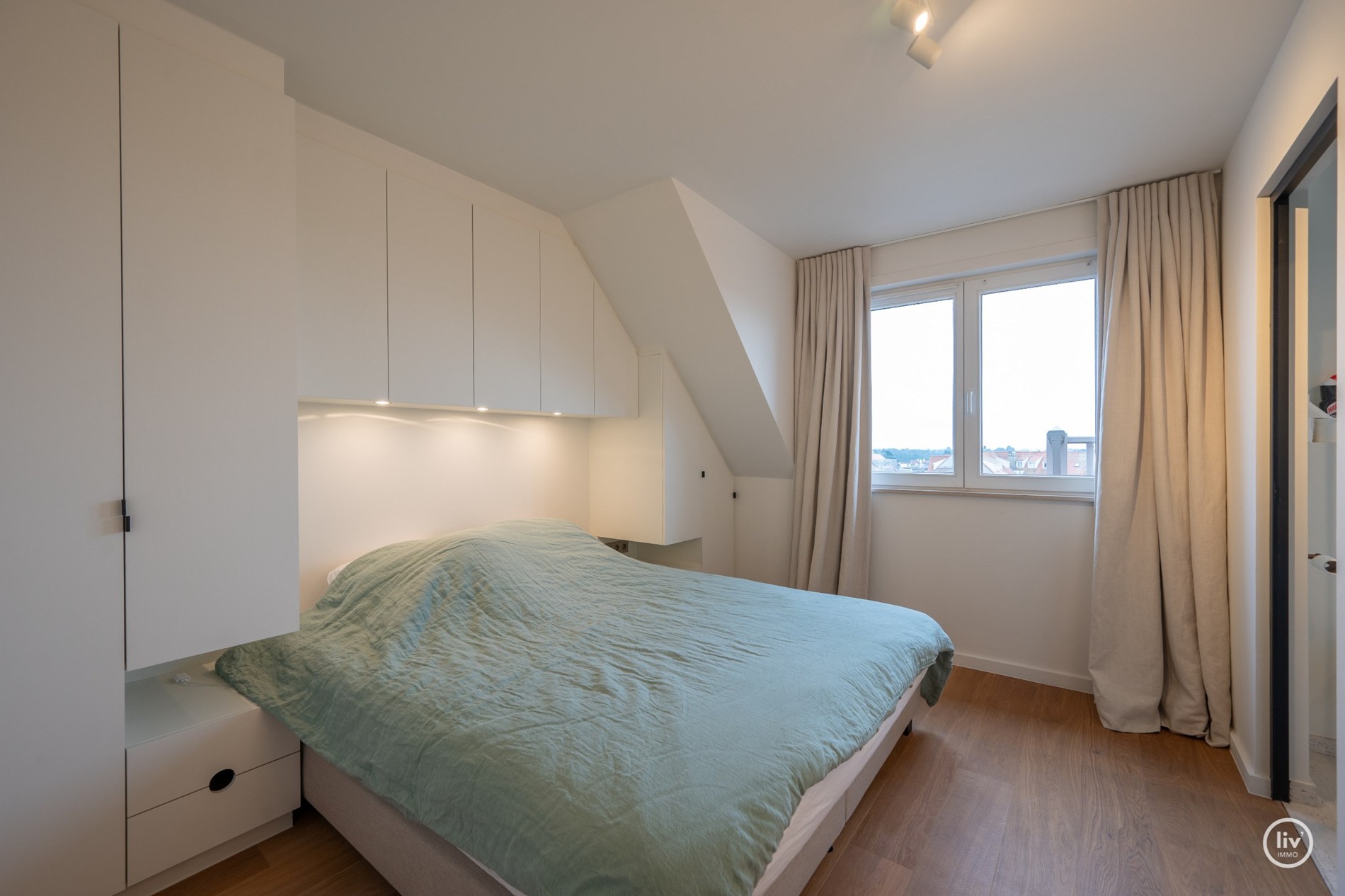 Prachtig gerenoveerd duplexappartement, ideaal gelegen vlakbij de Heilig Hartkerk in het hart van Knokke. 
