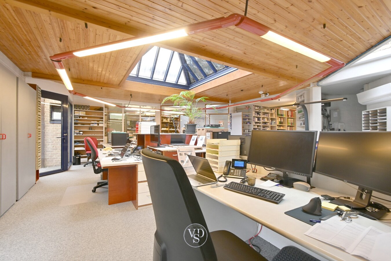 Ruim handelspand met penthouse in villastijl 
