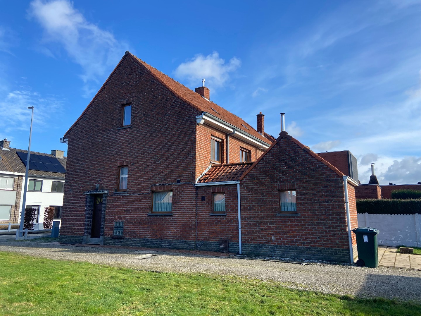 Degelijke halfopen bebouwing met groot potentieel op mooi hoekperceel van 524 m²! 