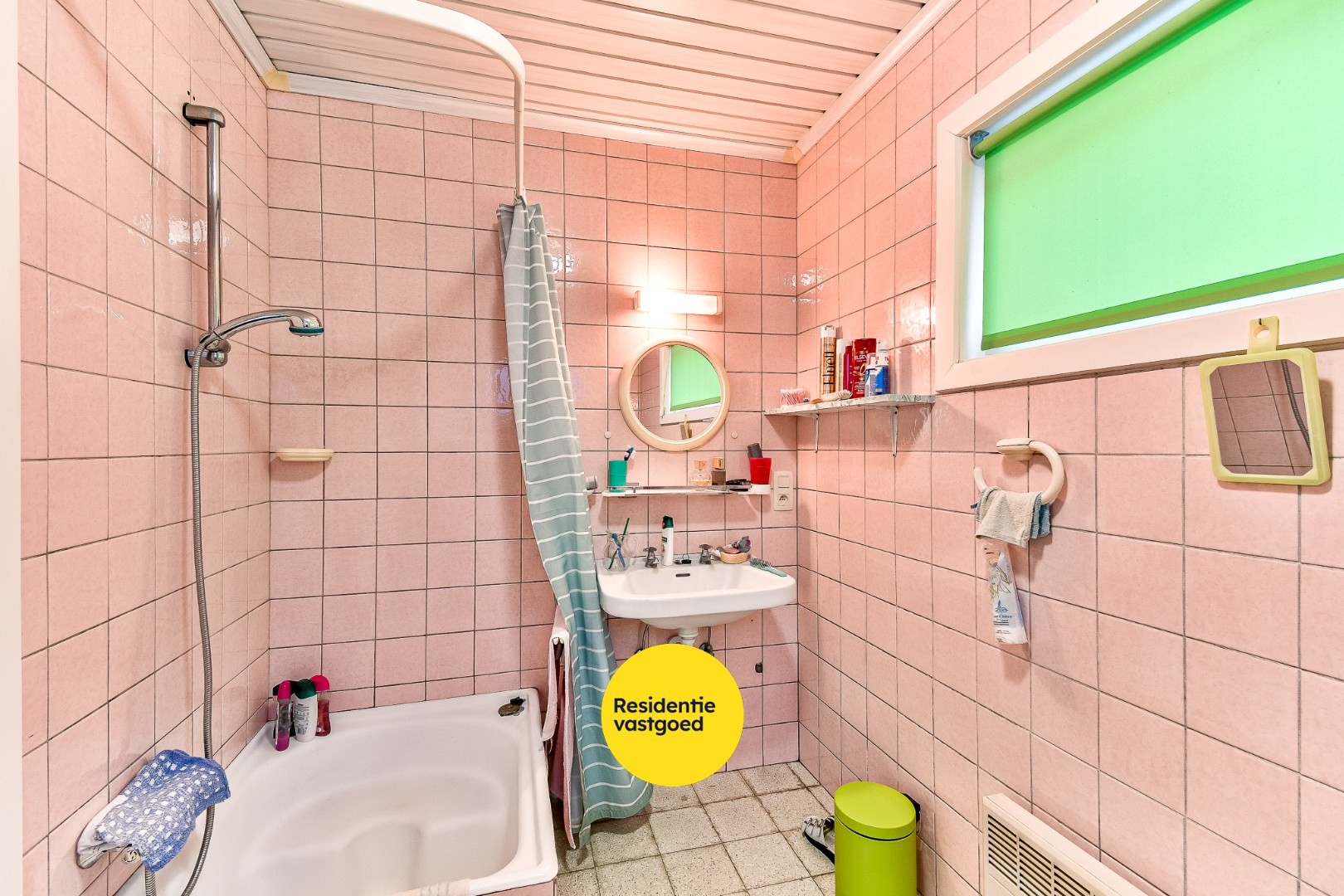 Te renoveren gezinswoning met drie slaapkamers en zongerichte tuin 