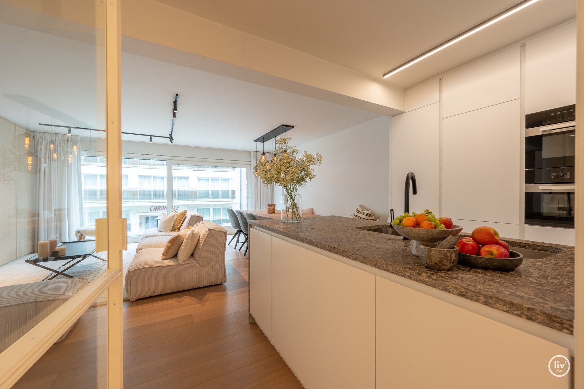 Prachtig ruim 2 slaapkamerappartement met mooie gevelbreedte en groot zonneterras op een topligging vlakbij de Dumortierlaan te Knokke. Garage mogelijk in het gebouw. 