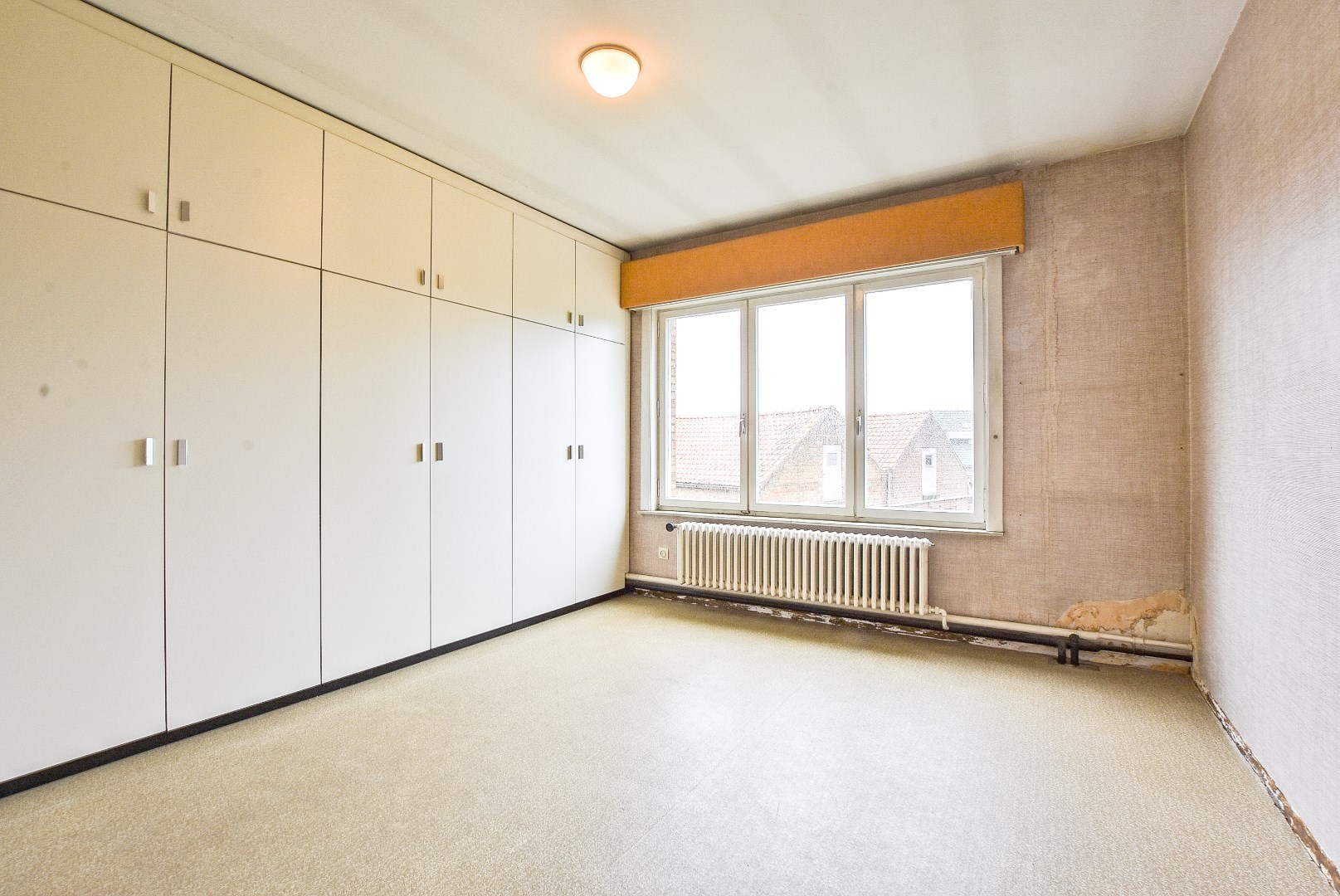 Ruime rijwoning met 5 slaapkamers te centrum Veurne. 