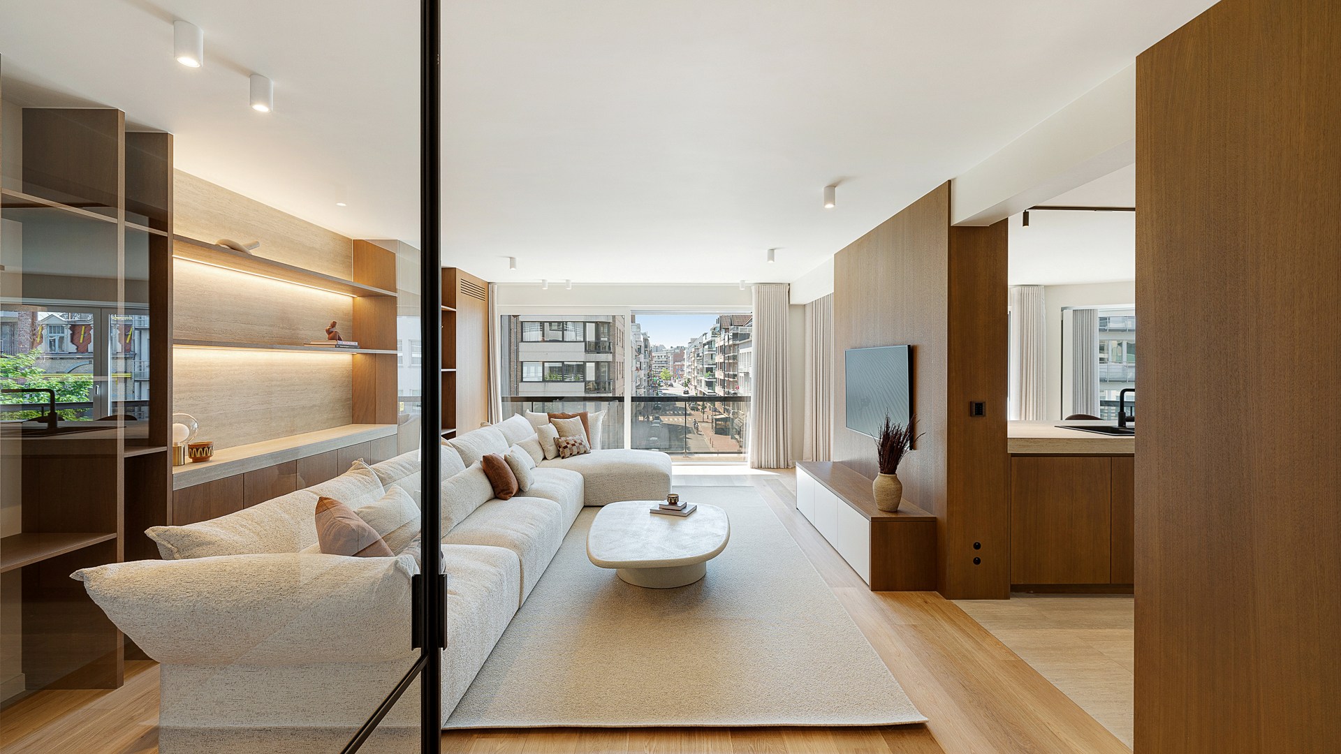 Appartement d'angle spacieux et luxueusement rénové avec des vues dégagées et une largeur de façade de plus de 16 mètres. 
