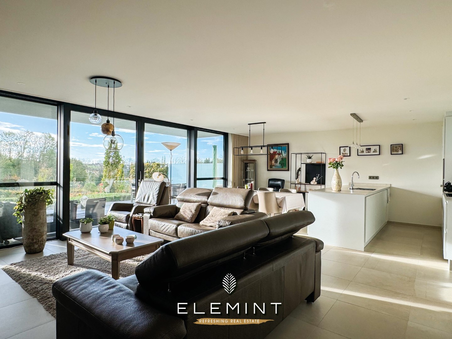 Ruim modern appartement met terras, 2 slaapkamers en 2 staanplaatsen 