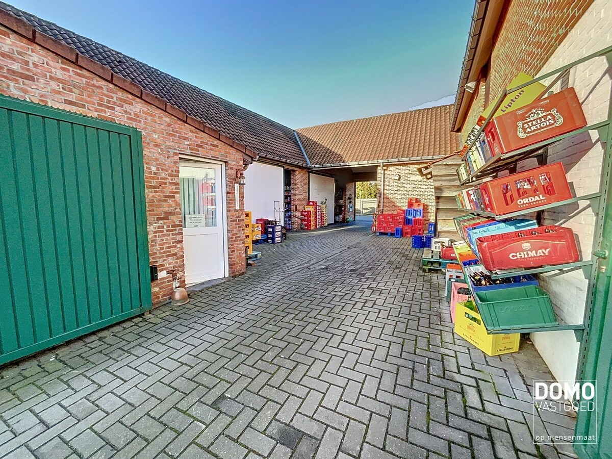 UNIEK pand met tal van mogelijkheden, gunstig gelegen te Kermt. 