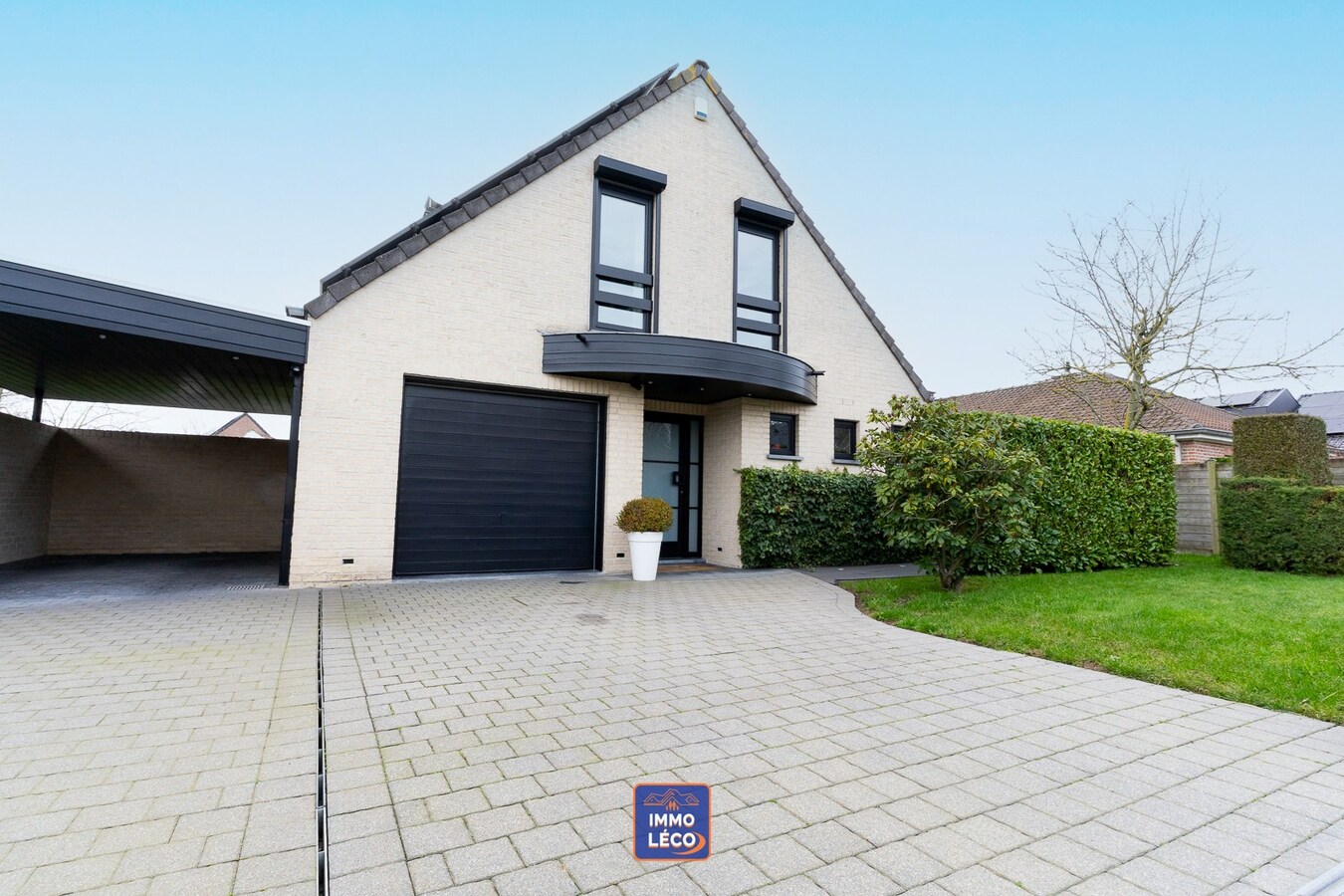 Magnifique villa érigée sur 762m², dans un clos prisé – Coup de cœur ! 