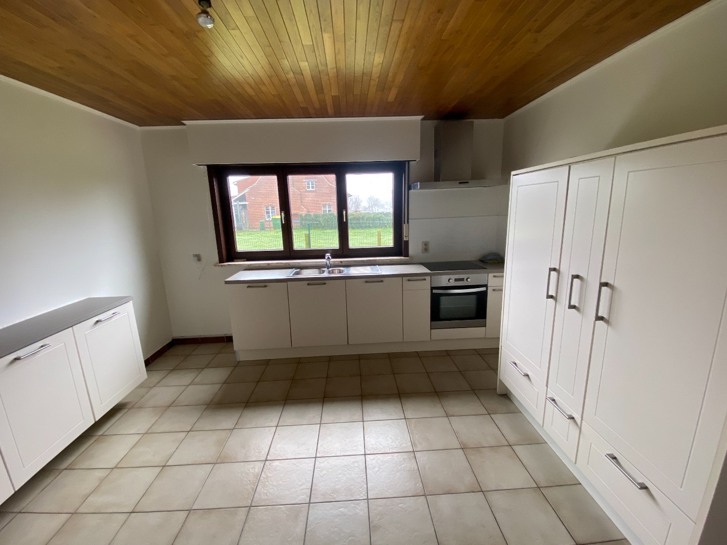 Ruime woning met drie slaapkamers en tuin. 