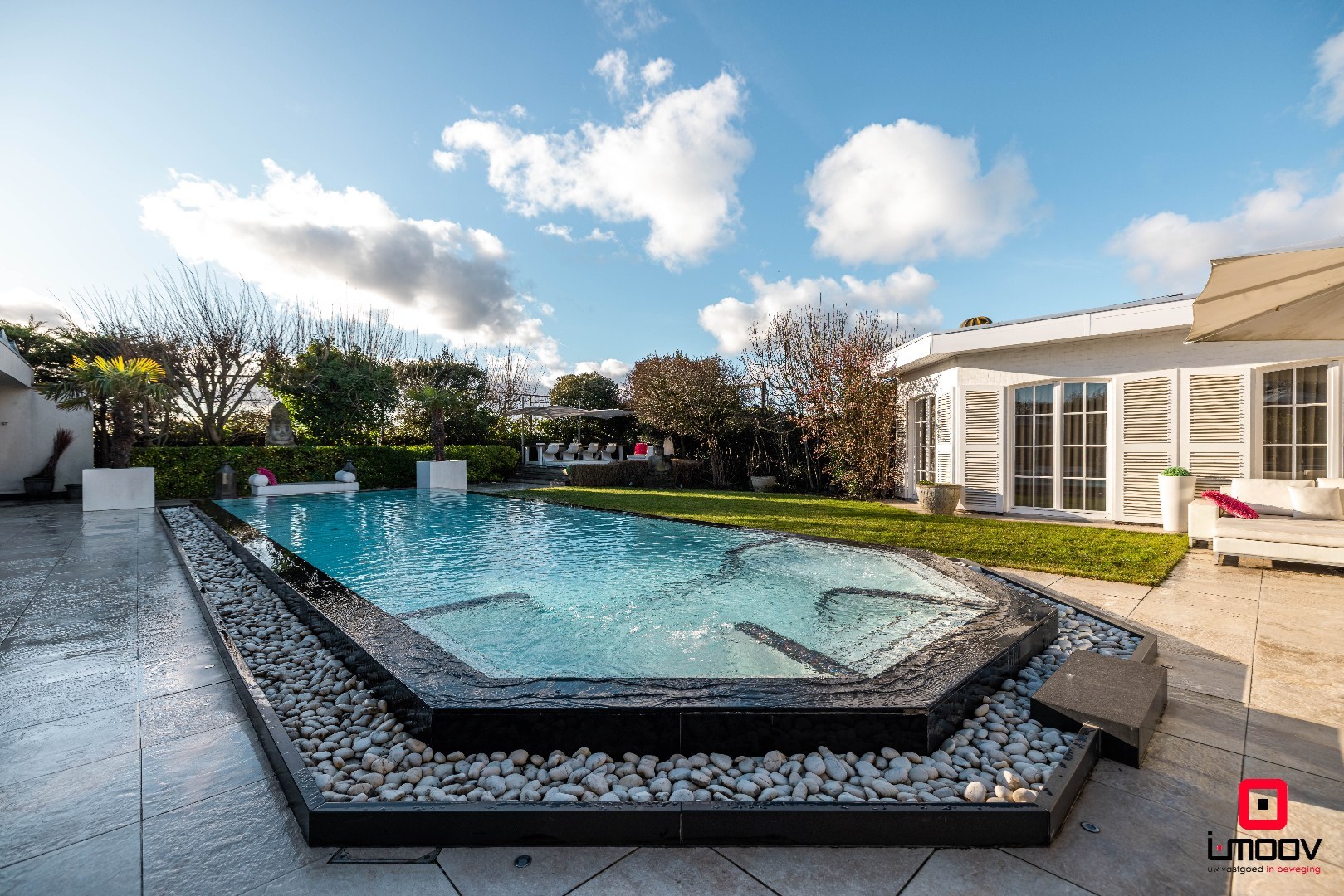 Exclusieve villa met infinity pool en resortgevoel op topligging in Mariakerke 