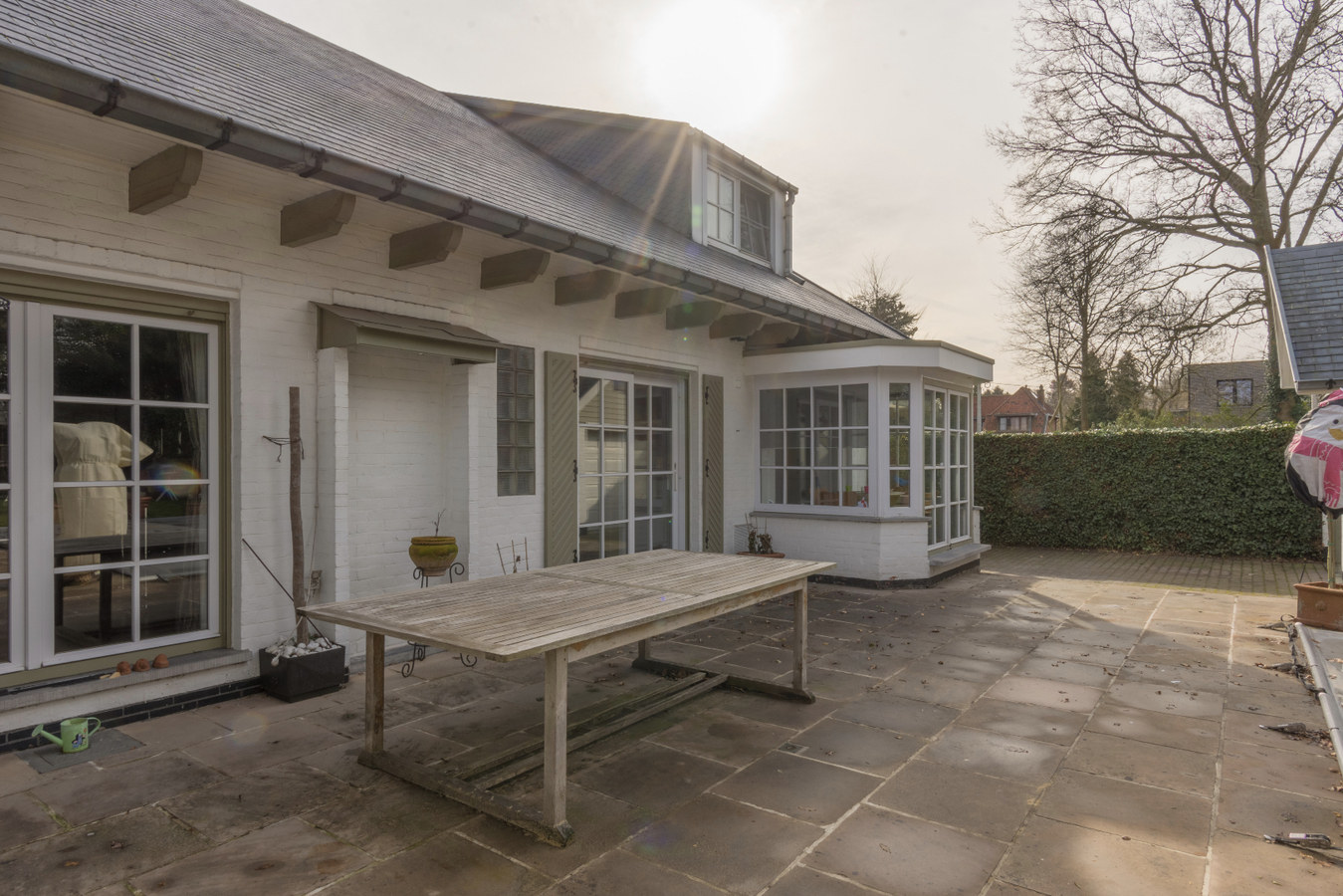 Ruime gezinswoning met verwarmd buitenzwembad 