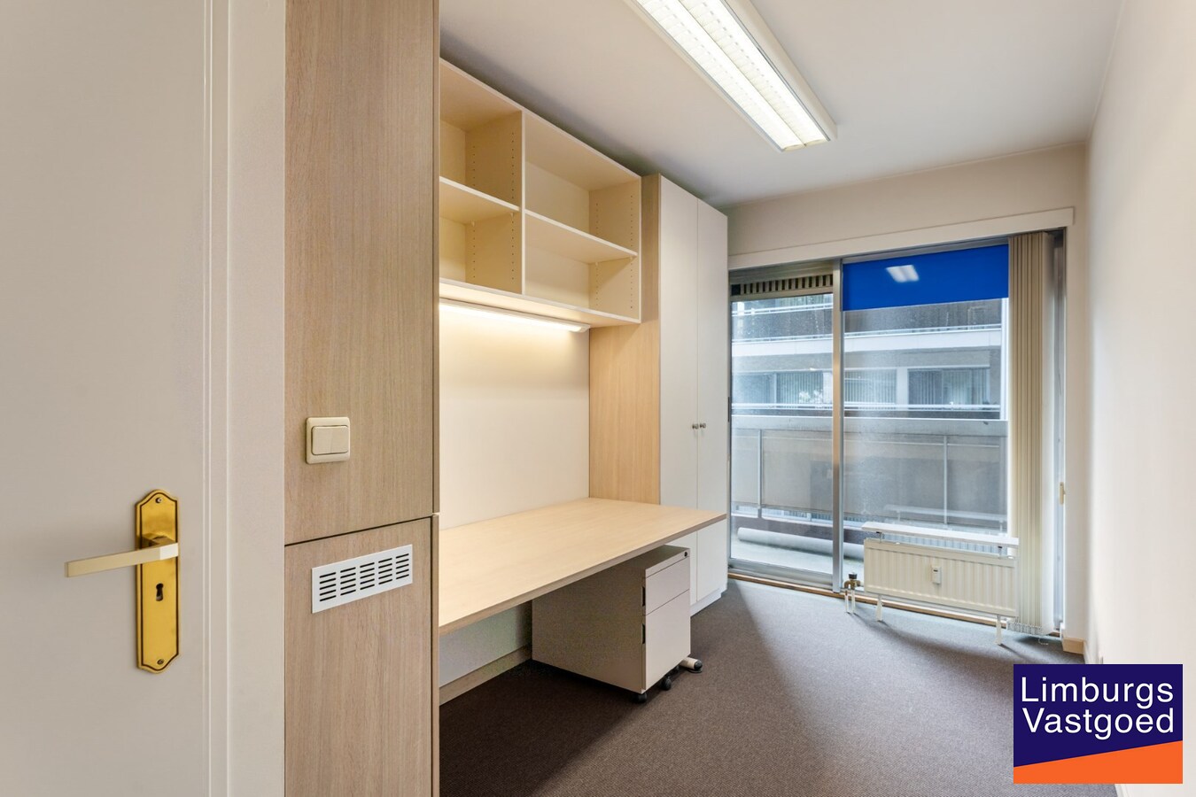 Handelspand/Kkantoor/ vrijberoep TE HUUR op toplocatie, 226m², ruime parkeergelegenheid 