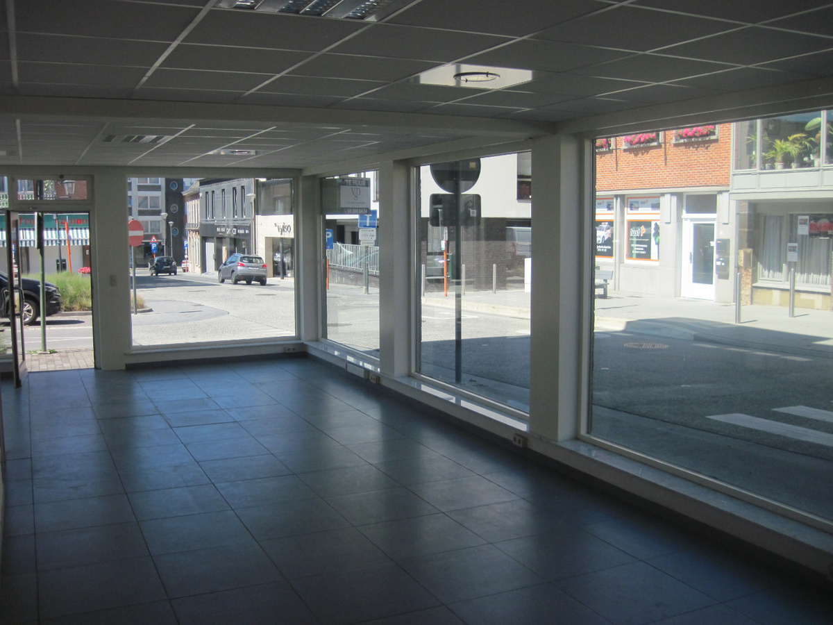 Gelijkvloers pand op top-ligging. Mogelijkheden als winkel of kantoor. 