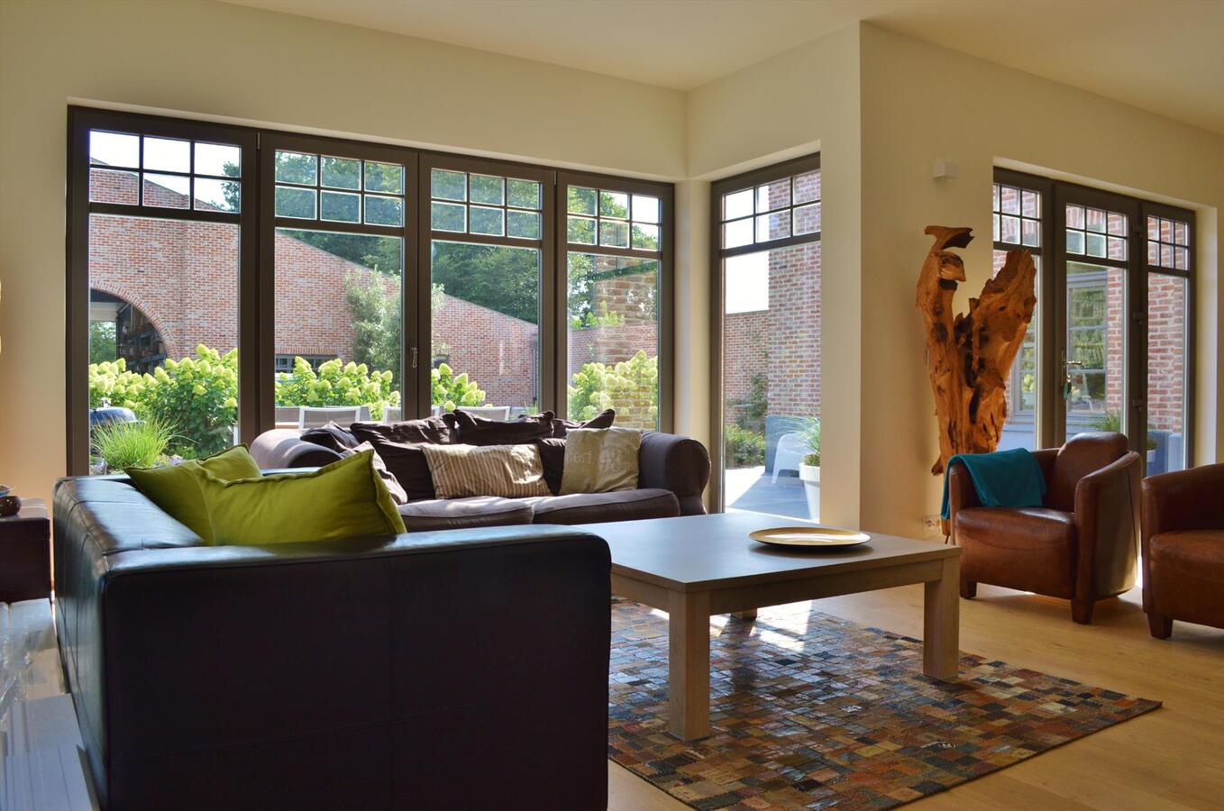 Charmante nieuwbouwvilla met bijgebouwen op 2.340 m² te St-Gillis-Waas. 