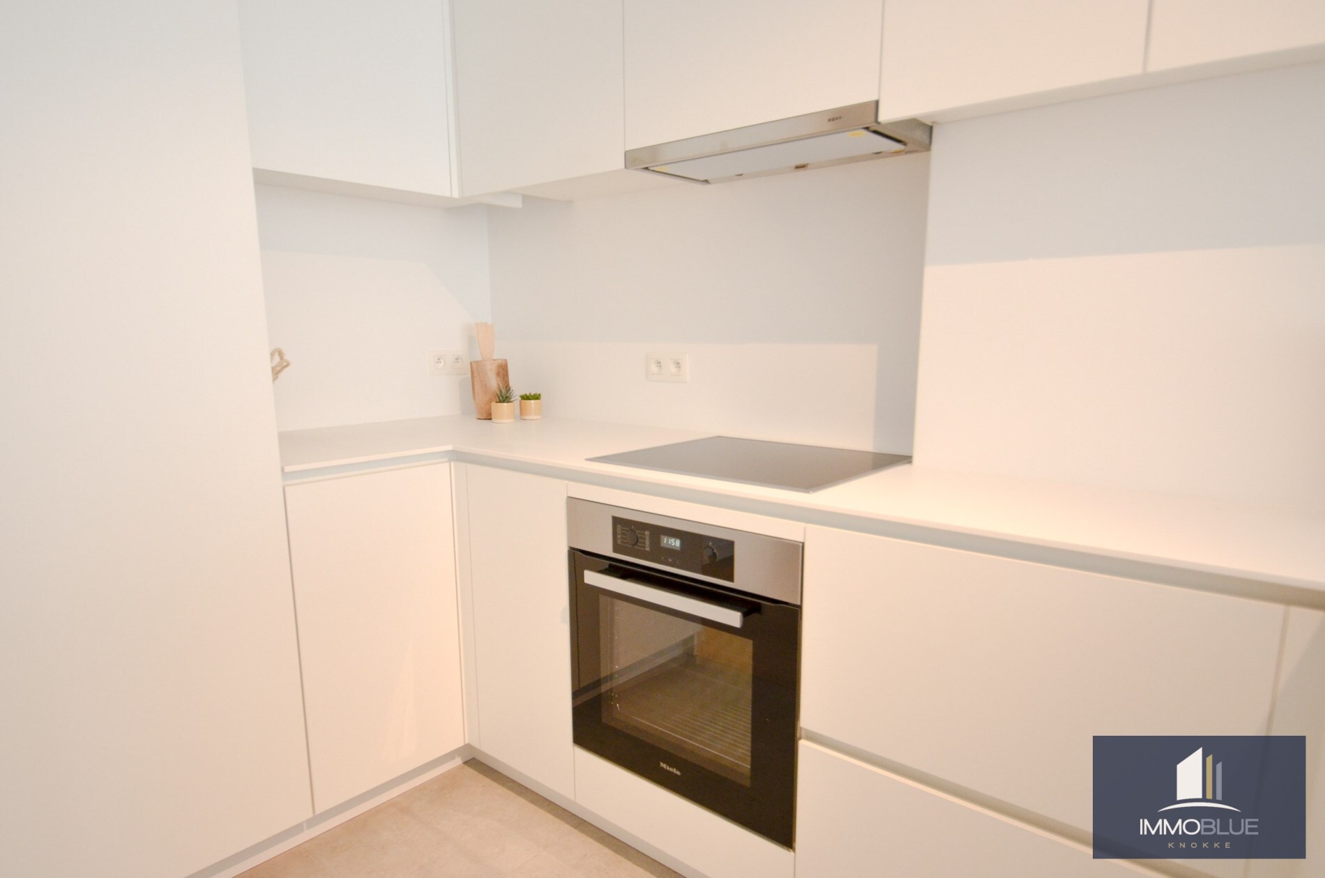 Appartement intemporel,  entièrement rénové, avec vue latérale sur la mer, situé au Zoute. 