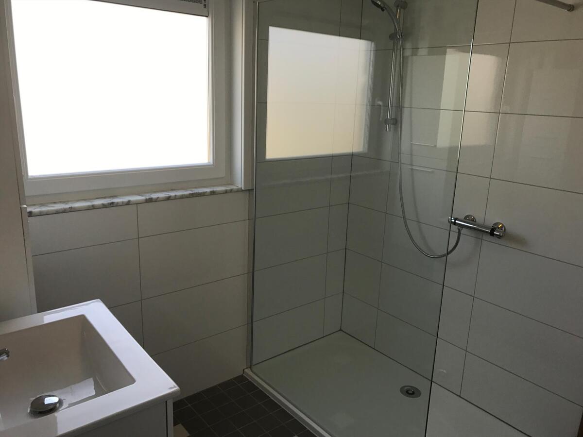 Volledig gerenoveerde, halfopen woning met garage 