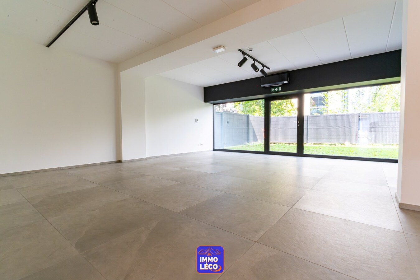 Show-Room rénové de 470m² offrant une situation exceptionnelle, parking et jardin. 