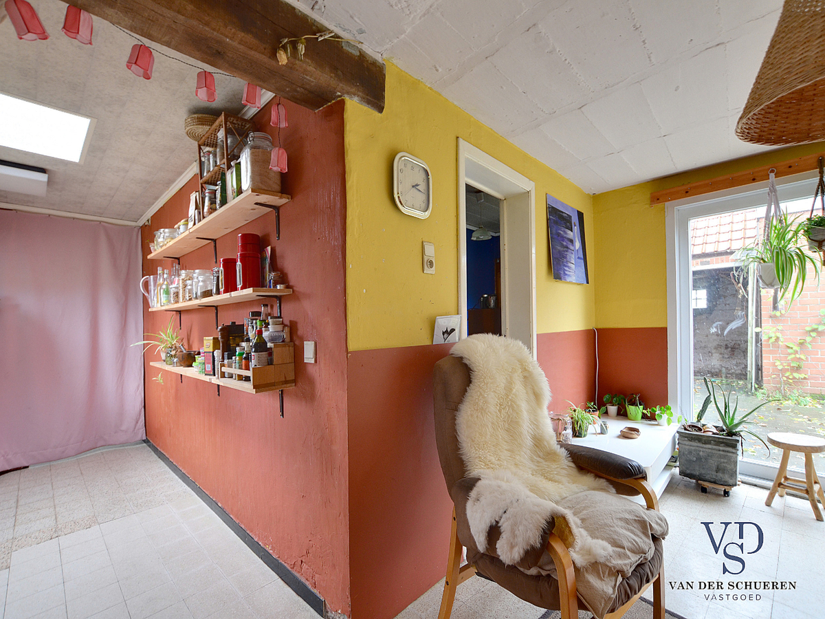 Karaktervolle, te renoveren woning (op bijna 900 m²). 