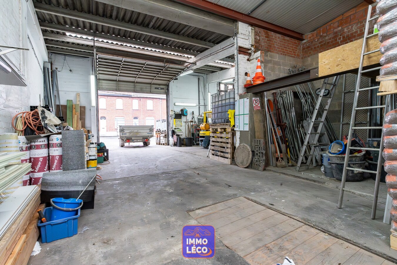 Entrepôt de +/- 190m² avec grand parking, RARE à LA VENTE !! 