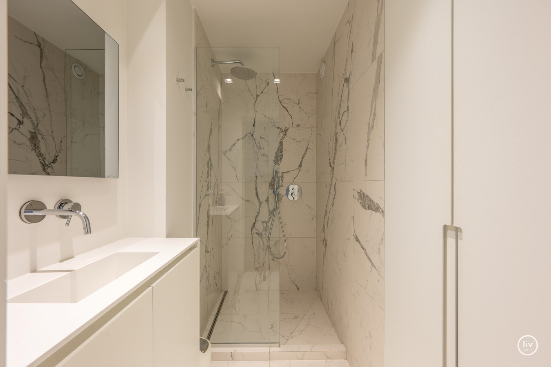 Volledig en stijlvol gerenoveerd 2 slaapkamerappartement met ruim TERRAS nabij de Dumortierlaan gelegen. 