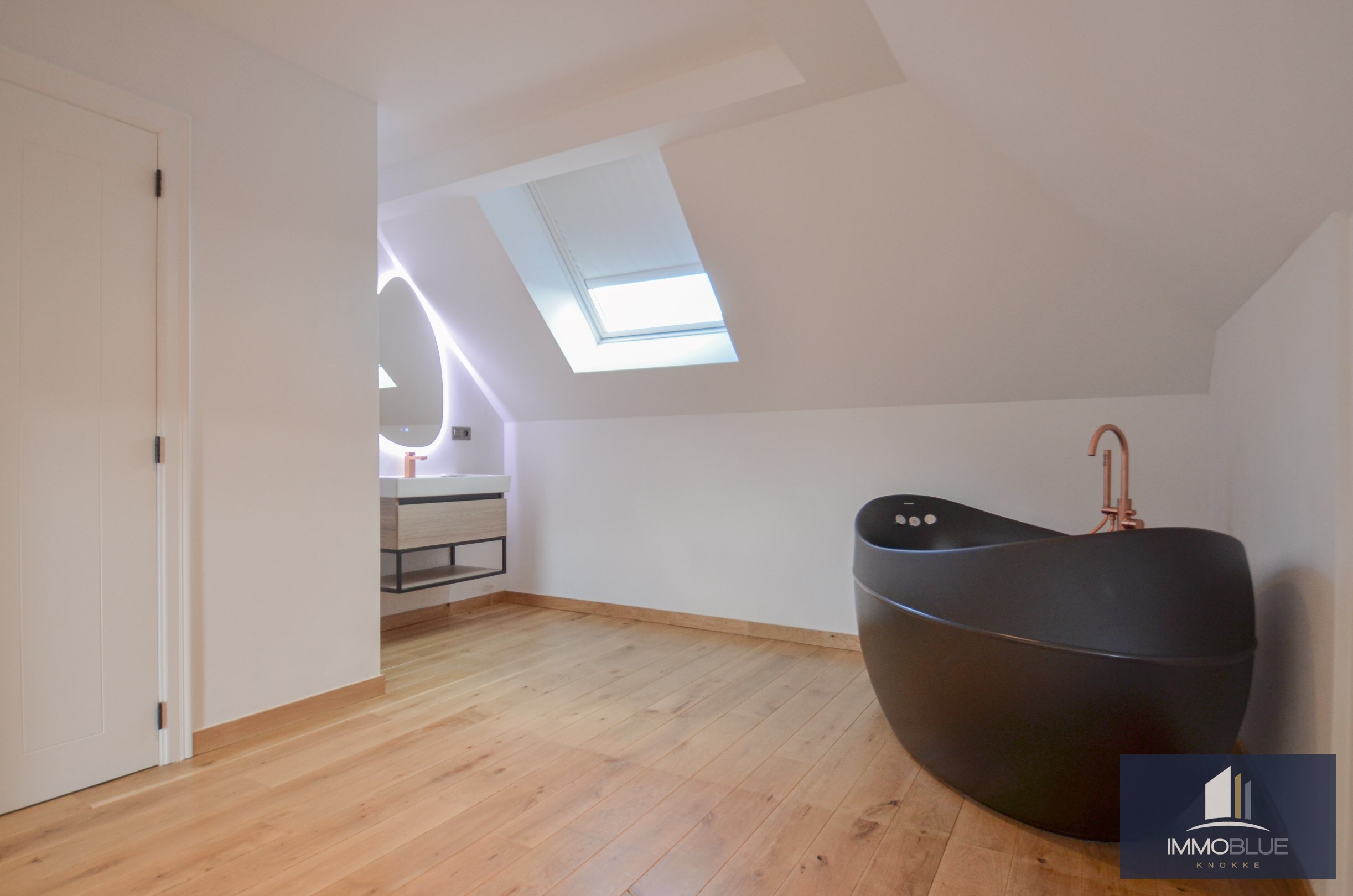 EXCLUSIEF : Duplexappartement met ruim terras gelegen in een kleinschalige nieuwbouwresidentie in Art Deco-stijl. 